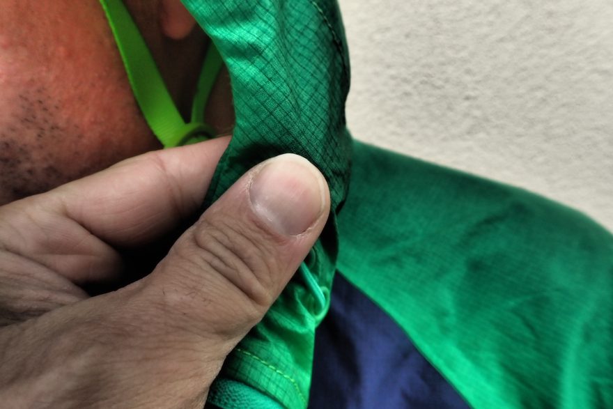 Plochá samosvorka stahování kapuce je skryta přímo v tunýlku bundy HANNAH Haken.