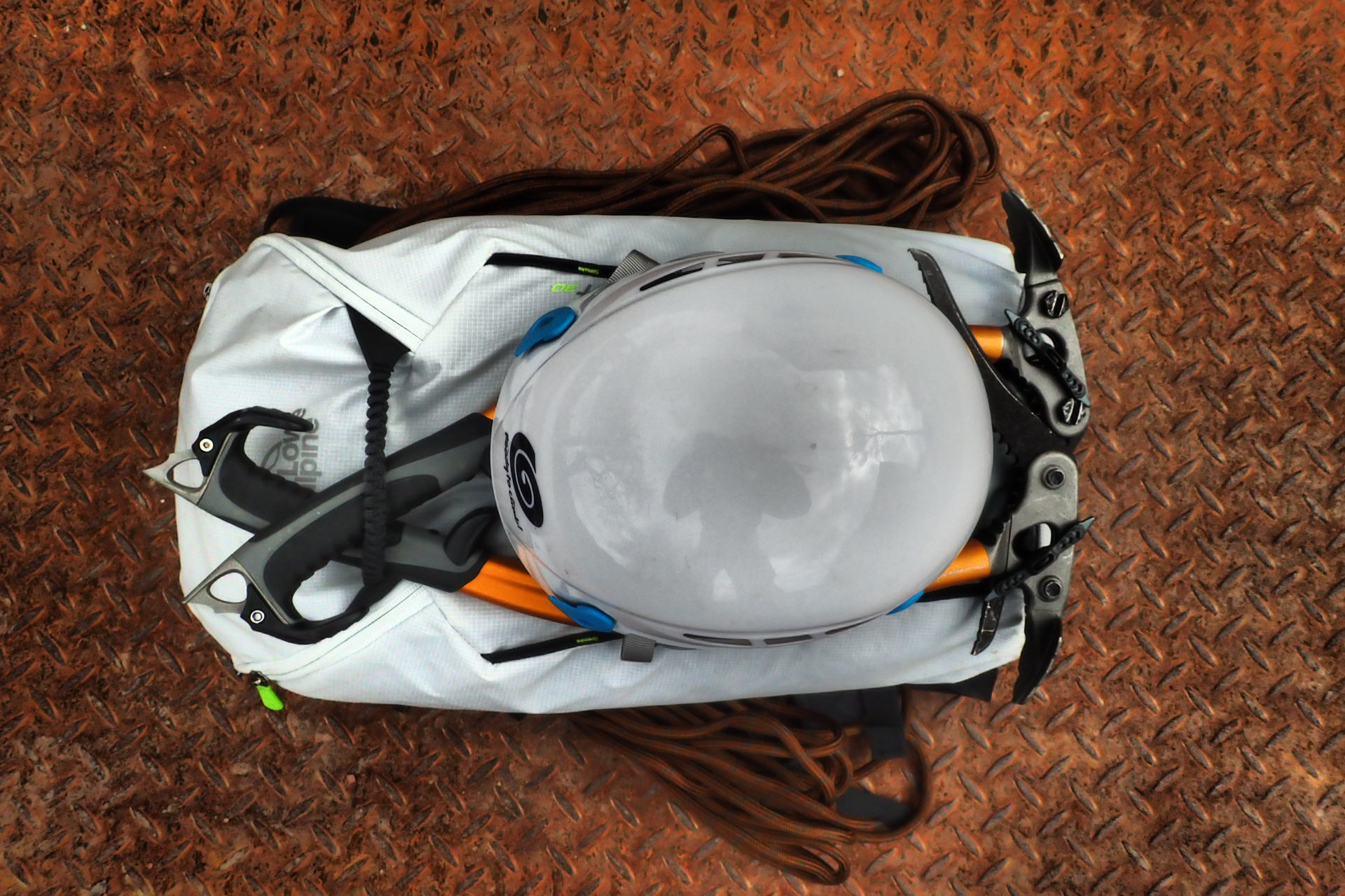Z venku na batoh lze snadno zafixovat lano, cepíny i helma.