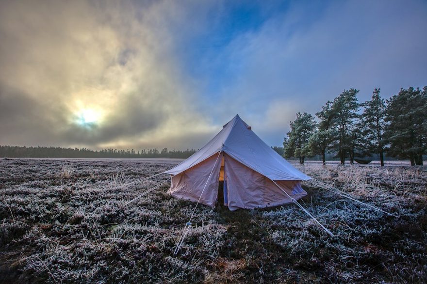 Bavlněný stan NORDISK Asgard při zimním táboření.