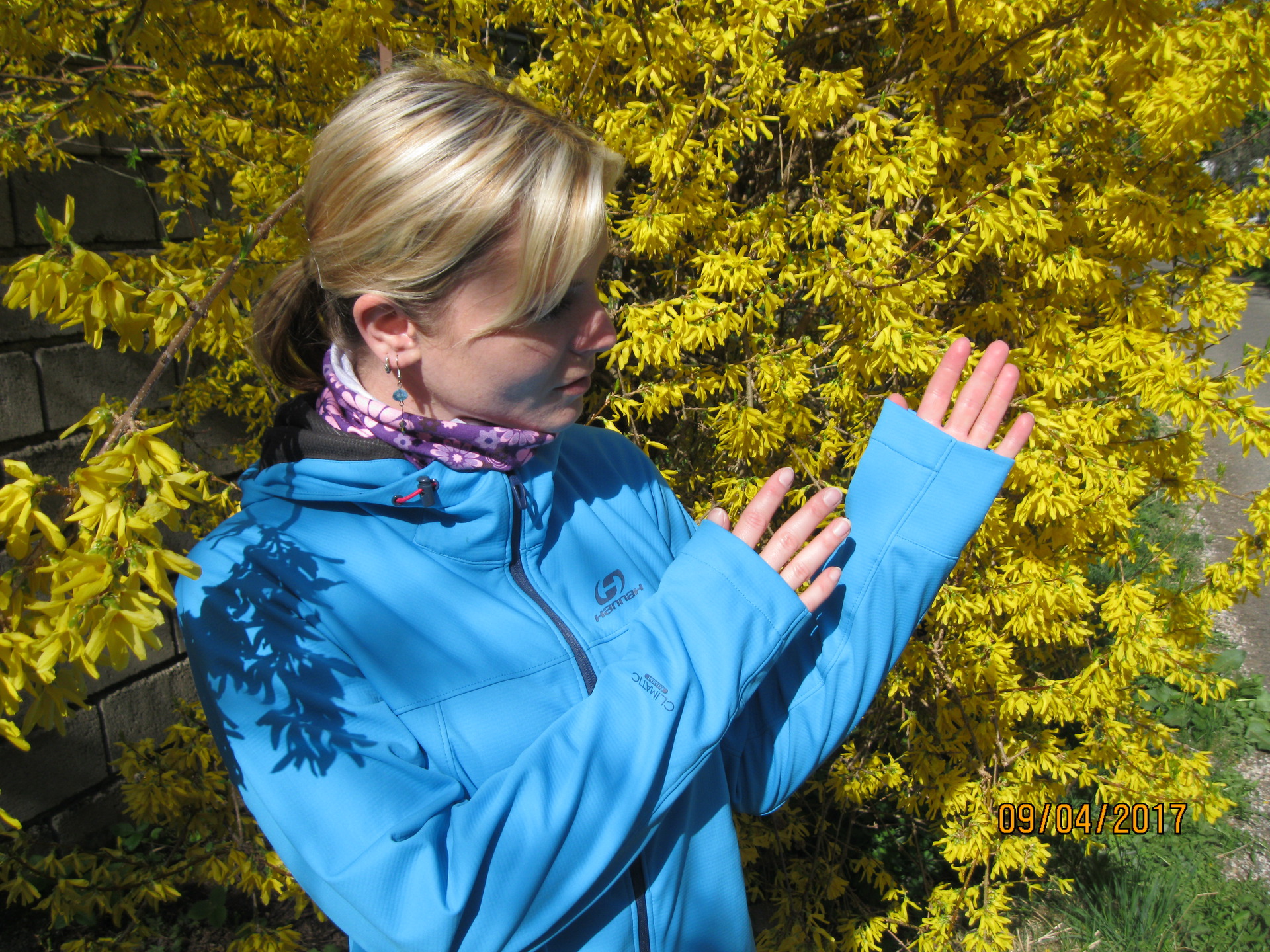 Detailní pohled na kónicky ušité zakončení rukávů dámské softshellová bundy HANNAH Ellery.