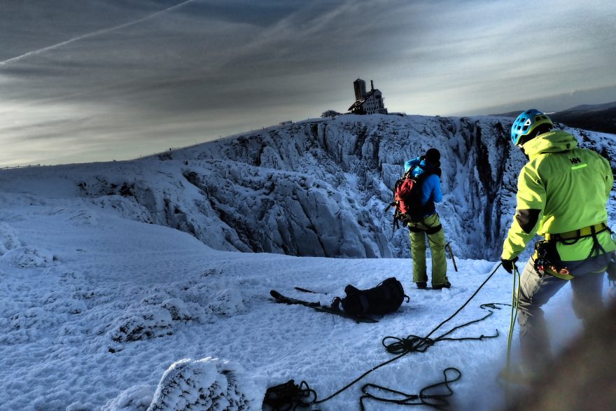 Nácvik vytahování z trhliny v bundě HELLY HANSEN Odin 9 Worlds Jkt.