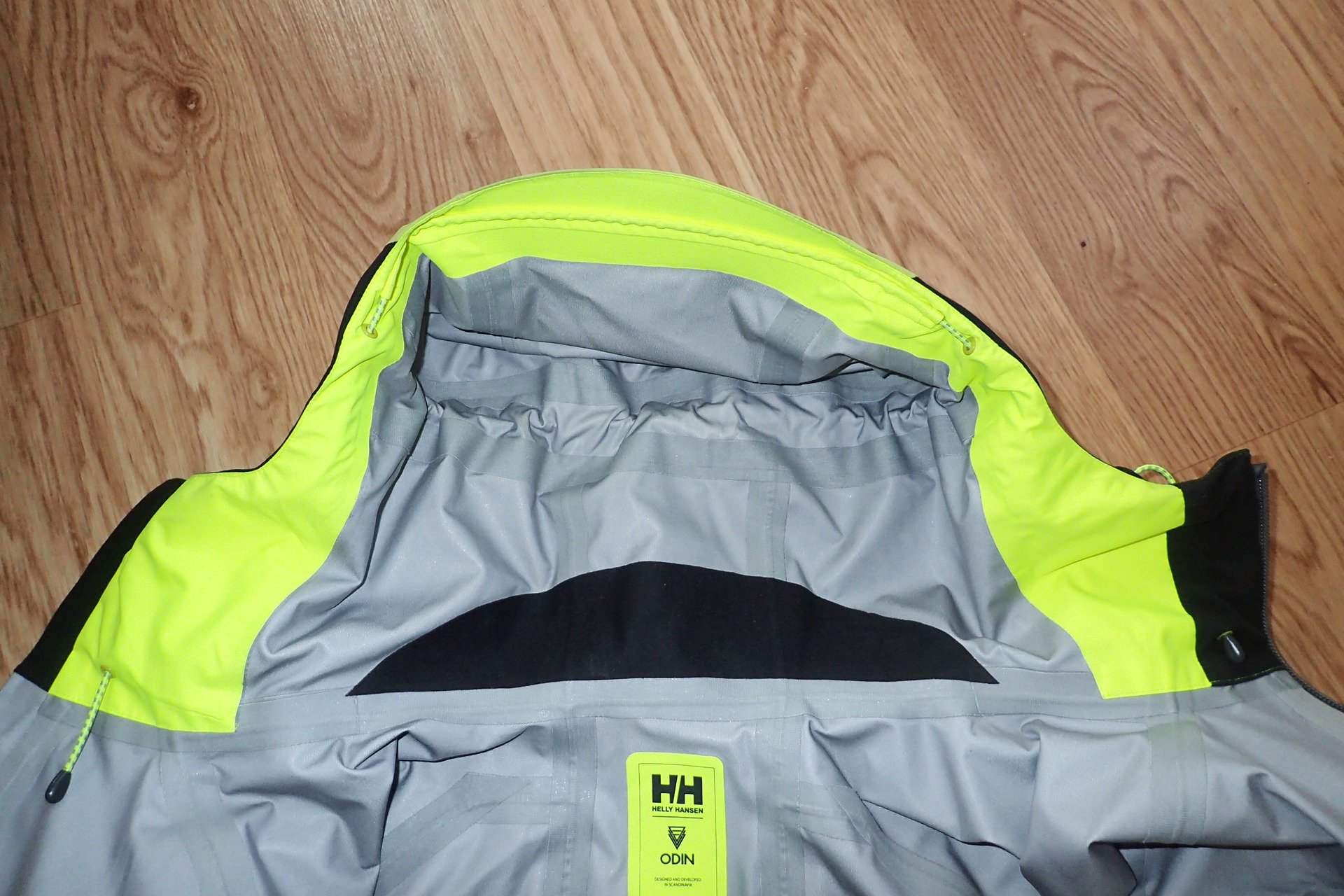 Reflexní kapuce a límec bundy HELLY HANSEN Odin 9 Worlds Jkt.