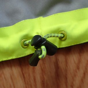 Stahování spodního lemu bundy HELLY HANSEN Odin 9 Worlds Jkt.