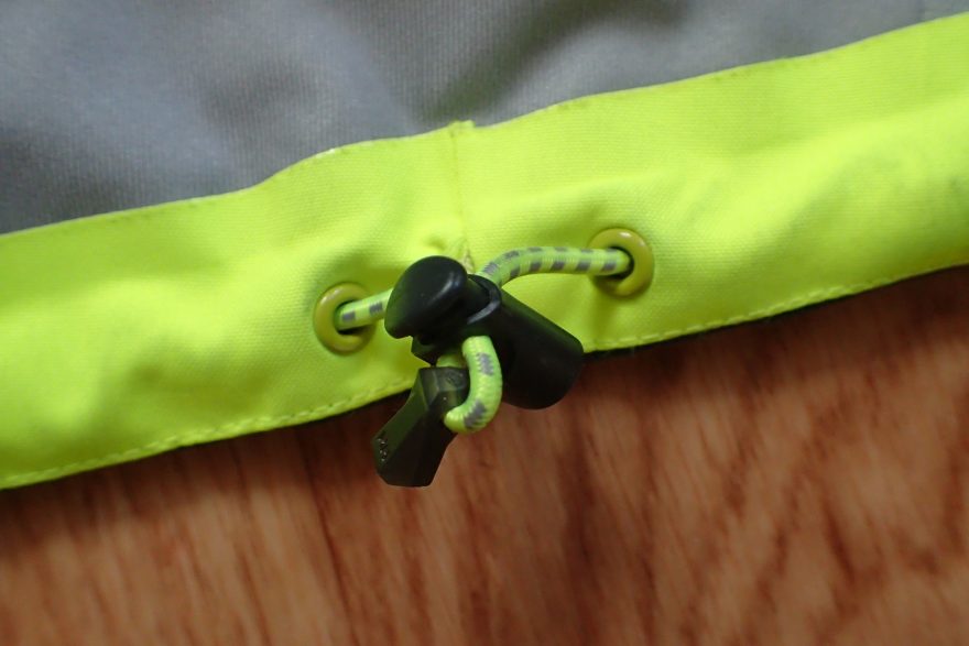 Stahování spodního lemu bundy HELLY HANSEN Odin 9 Worlds Jkt.