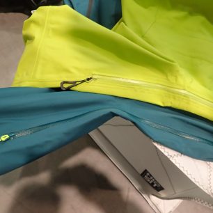 Ventilace byla během testování vzorku bundy HELLY HANSEN Odin 9 Worlds Jkt notně zvětšena.