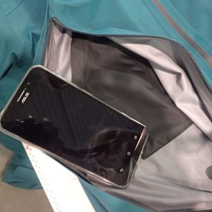 Vnitřní kapsa bundy HELLY HANSEN Odin 9 Worlds Jkt zvládne i takto velký placatý telefon.