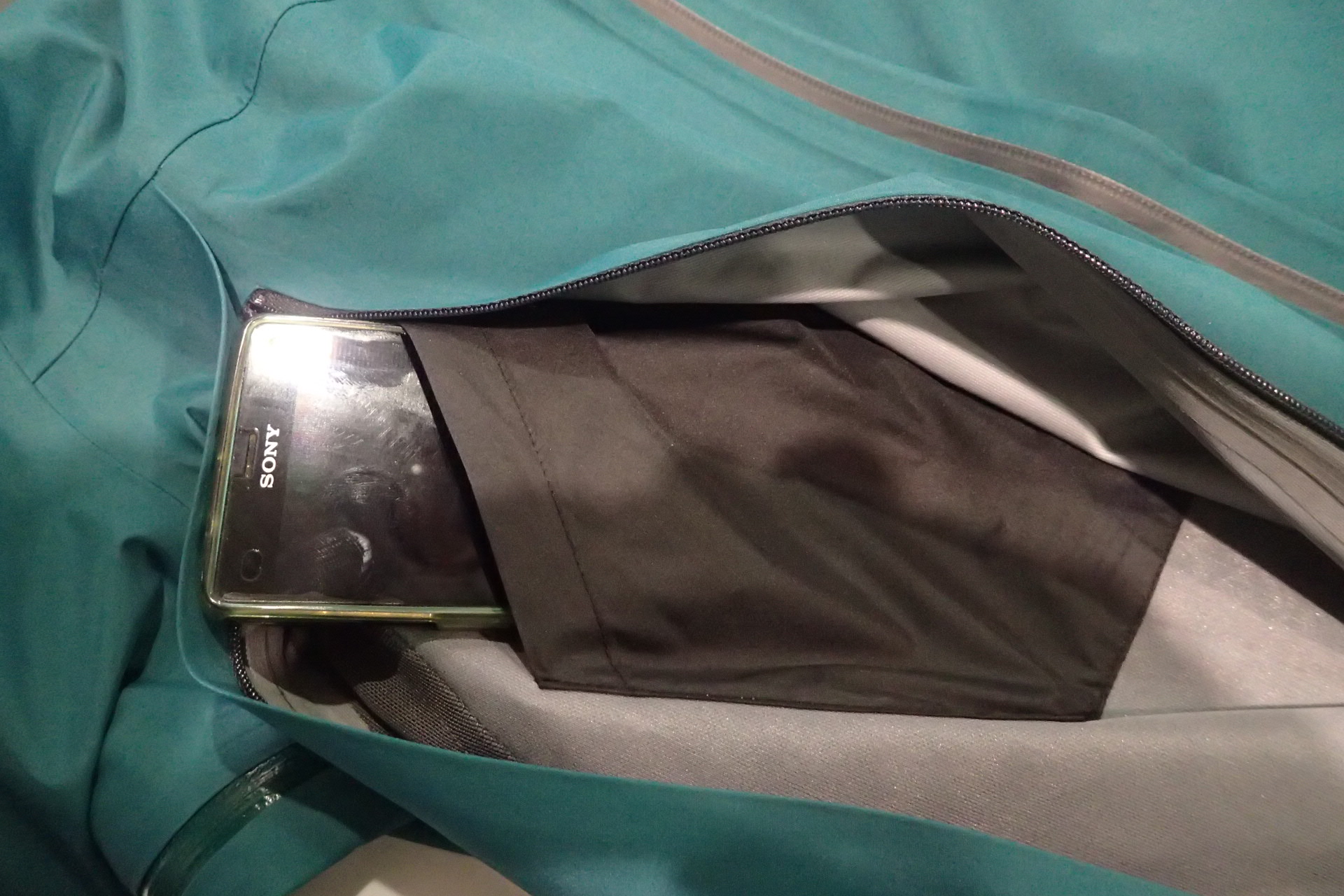 Vnitřní menší kapsa na uložení drobností u bundy HELLY HANSEN Odin 9 Worlds Jkt.