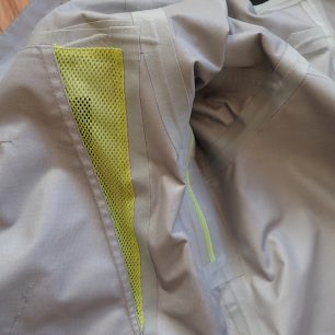 Vnitřní pohled na přídavnou ventilaci u bundy HELLY HANSEN Odin 9 Worlds Jkt.
