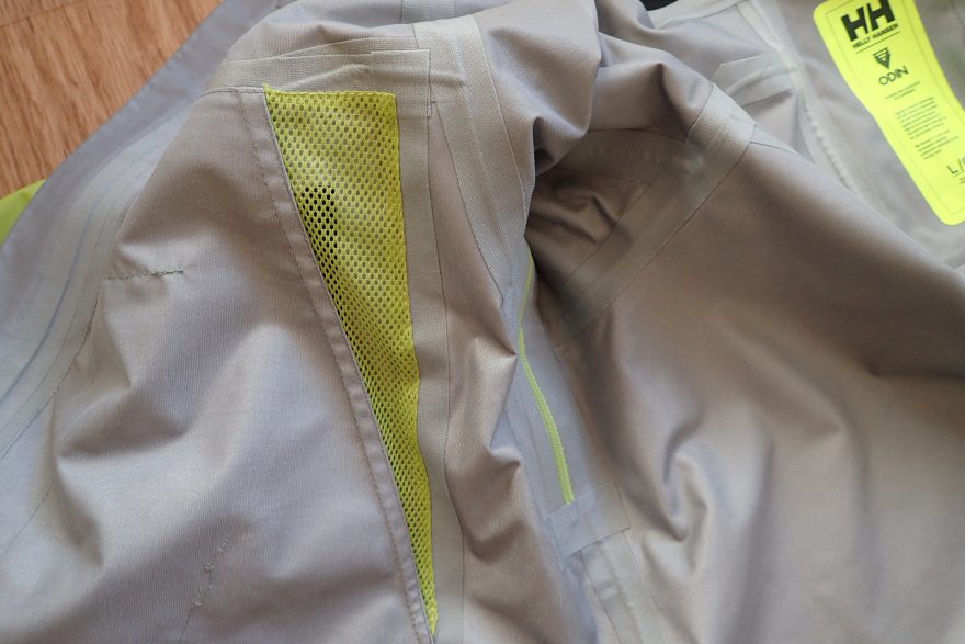 Vnitřní pohled na přídavnou ventilaci u bundy HELLY HANSEN Odin 9 Worlds Jkt.