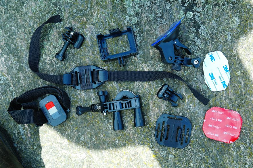 Bohaté příslušenství kamery Denver ACG-8050W dodávané v ceně.