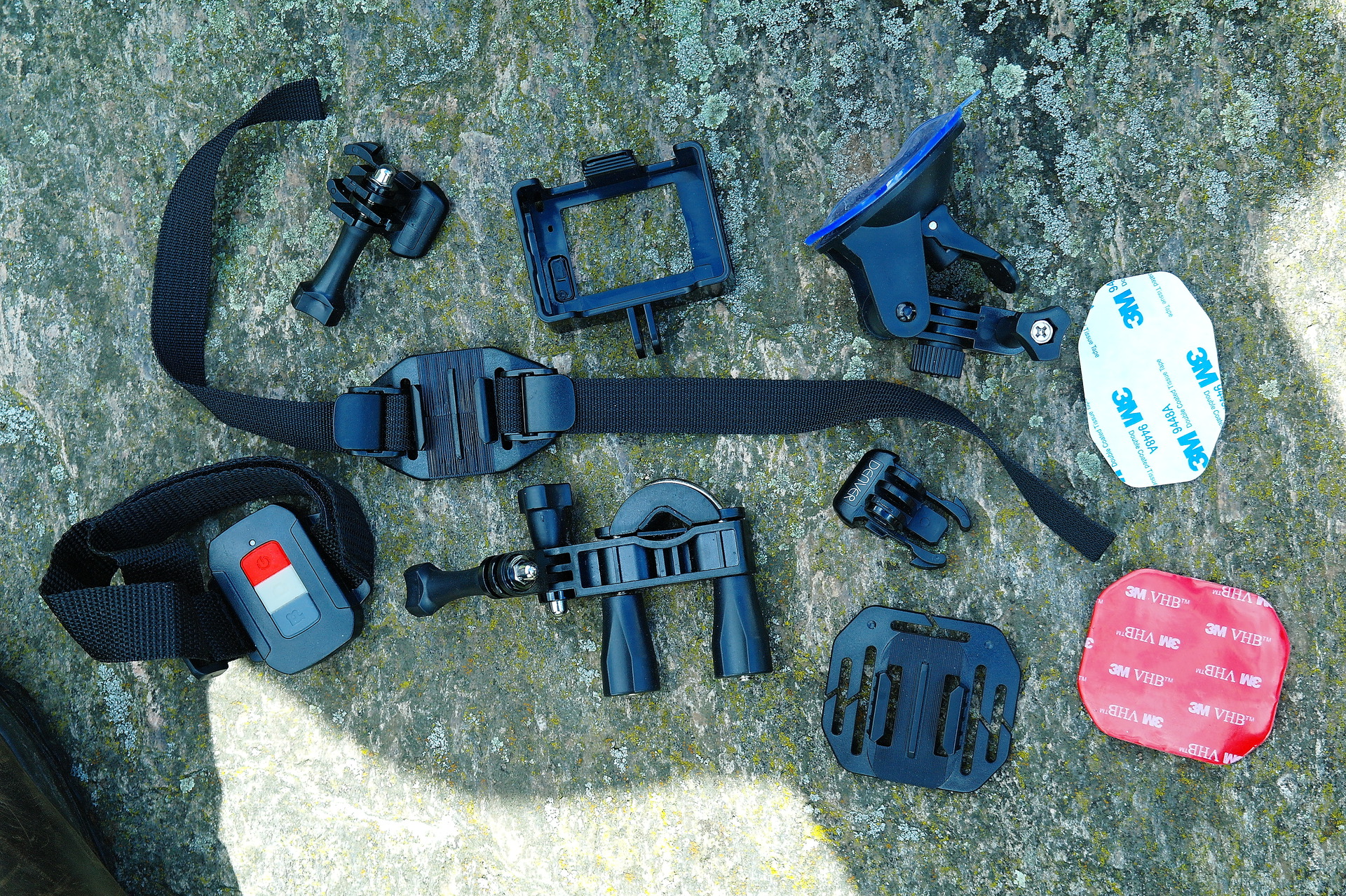 Bohaté příslušenství kamery Denver ACG-8050W dodávané v ceně.