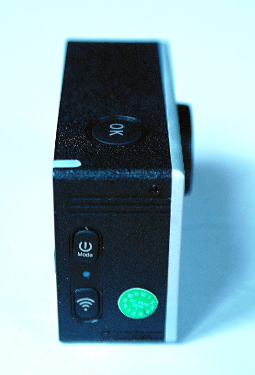 Dvě ovládací tlačítka vpravo.