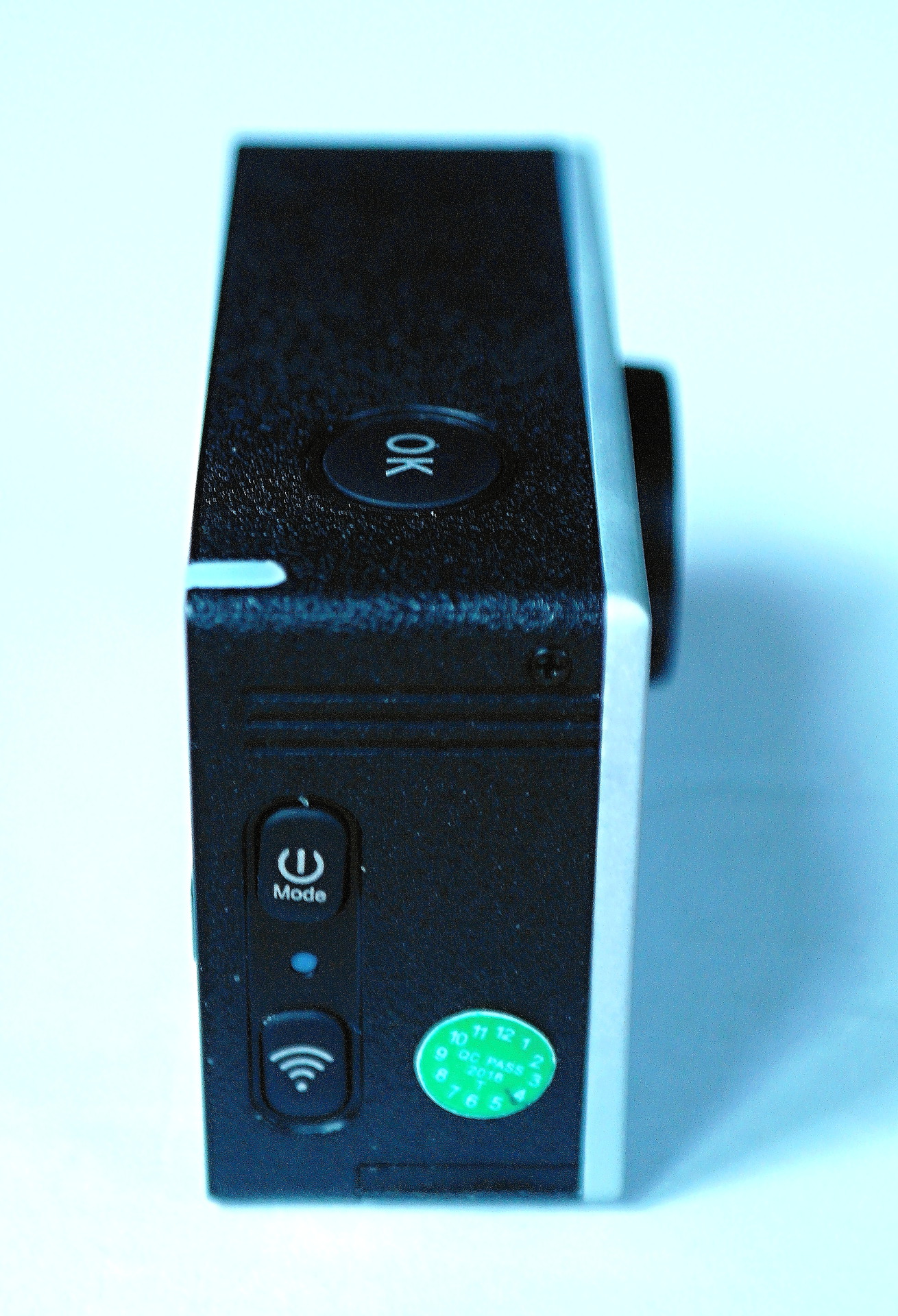 Dvě ovládací tlačítka vpravo.