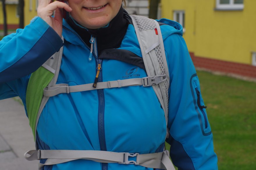 Hrudní a bederní popruh na cyklobatohu Vaude Uphill 12 LW.