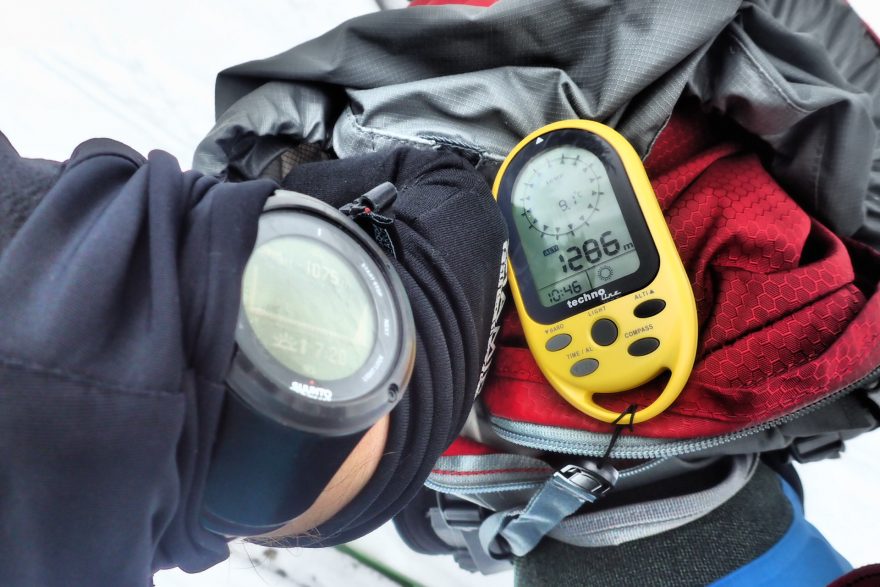 Porovnávání digitálního kompasu s výškoměrem EA 3050 v zimních podmínkách s dalšími přístroji.