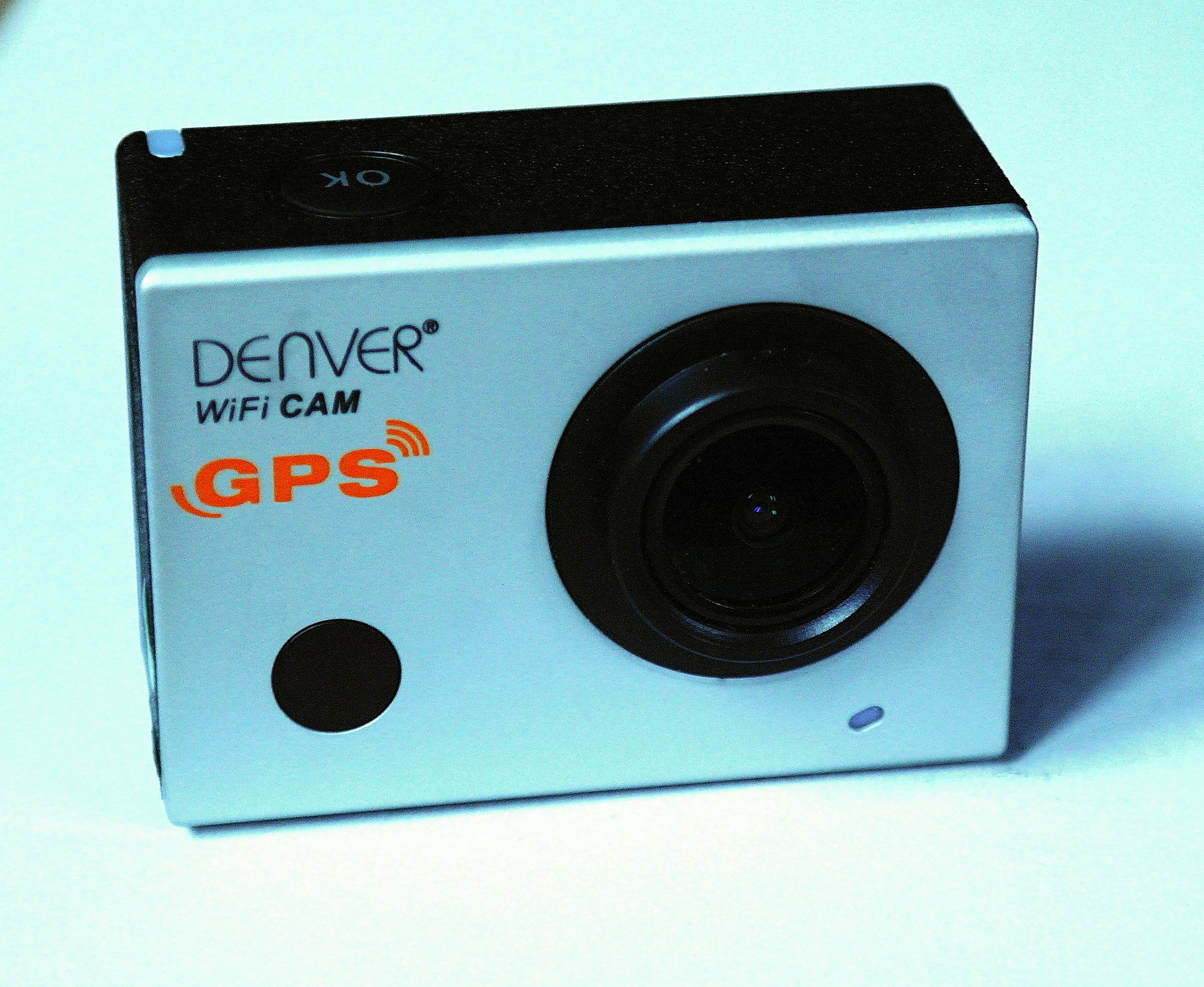 Přítomností GPS a WiFi se kamera viditelně chlubí.