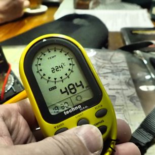 Testování digitálního kompasu s výškoměrem EA 3050.