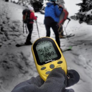 Testování digitálního kompasu s výškoměrem EA 3050 v zimních podmínkách.