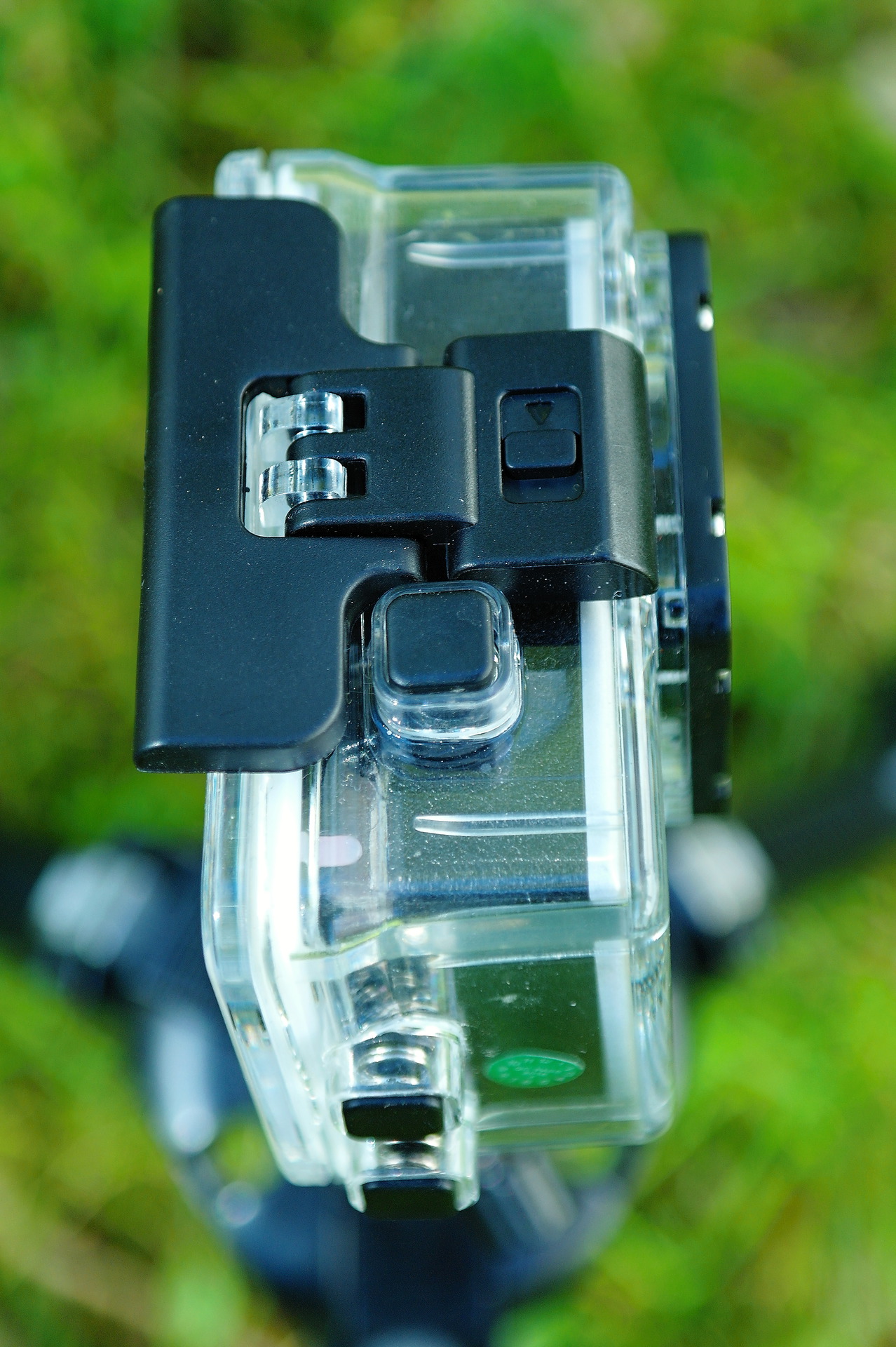 Tlačítko spouště  trochu splývá s uzávěrem pouzdra.