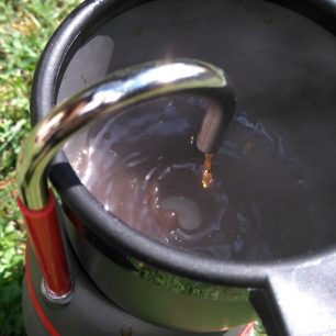 Kávovar Meva - netrpělivé čekání na první kapku připravené kávy