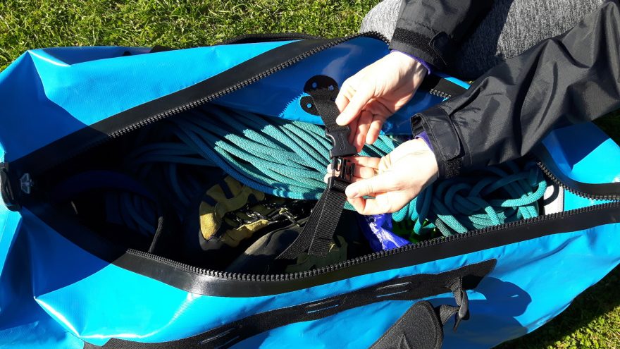 Vnitřní stahovací popruh využijete, když duffle nenaplníte celý.