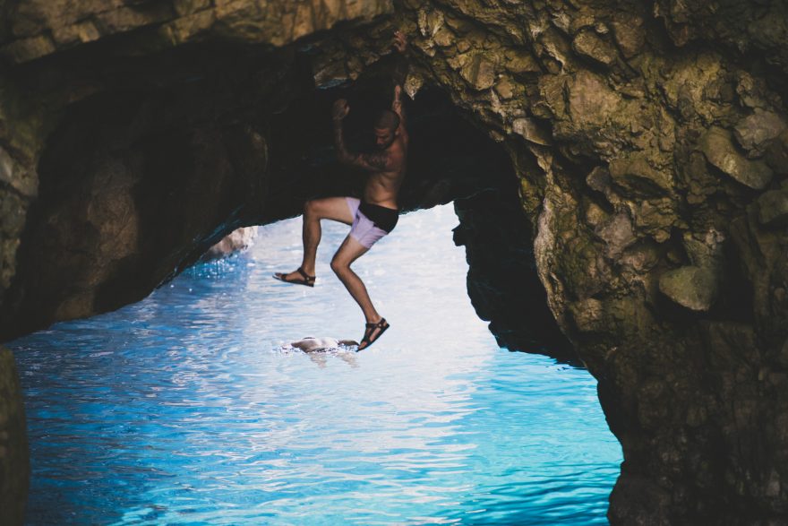 Teva sandály mají rádi vodu, skály a lidi.