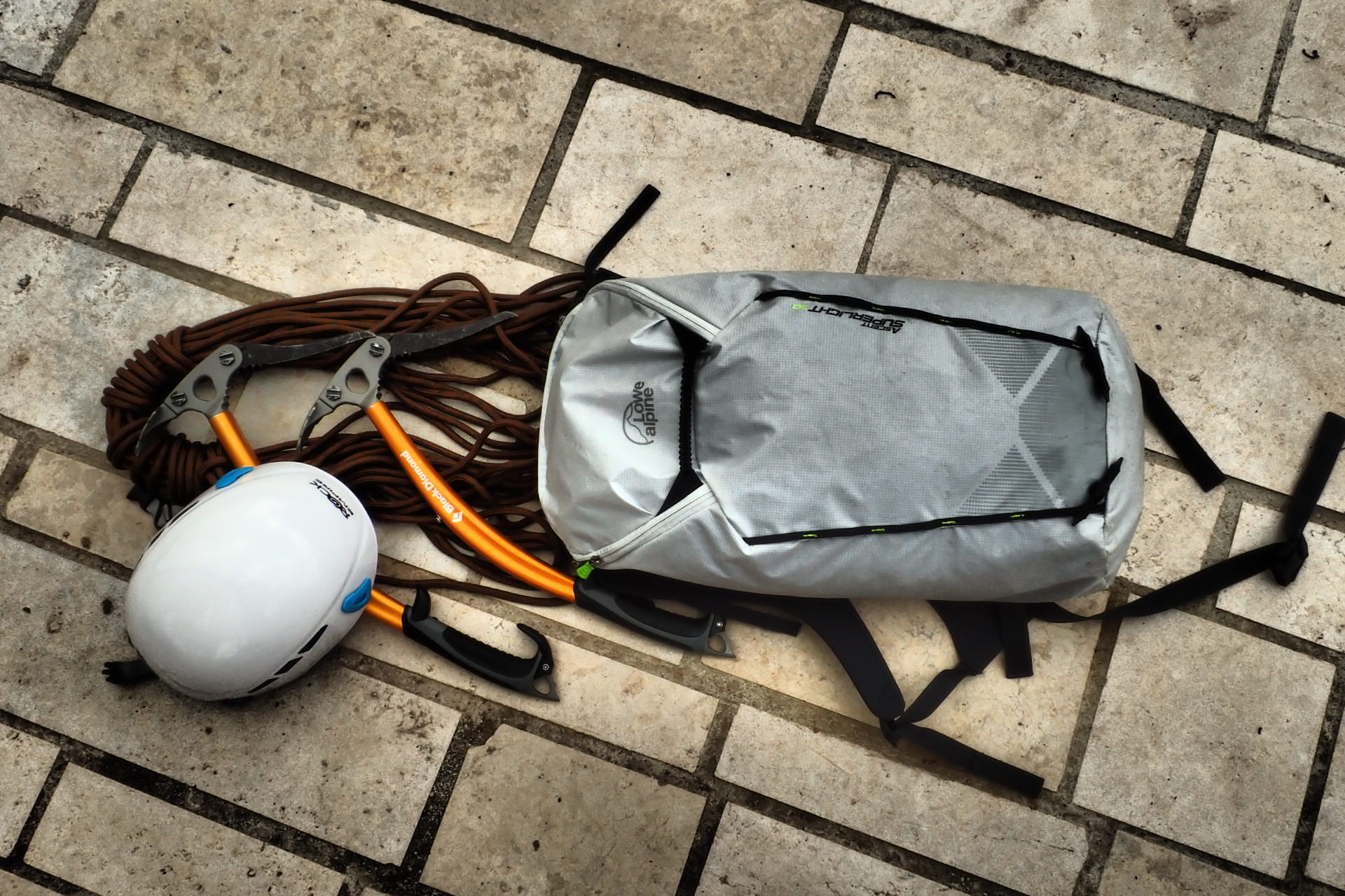 Batoh Lowe Alpine Ascent Superlight 30 Cepíny a helma se dají upnout z venku a lano 30 m pod balanční popruhy ramen.