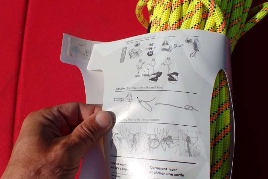 Jak rozbalit lano a navázat se je součástí plastového přebalu lana BEAL Karma 9,8.