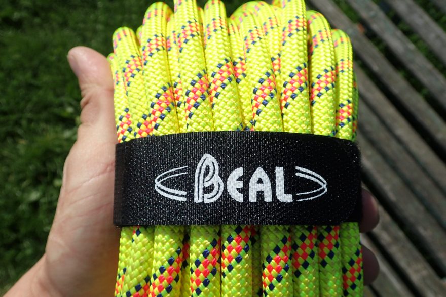 Polovina zabaleného lana je zajištěna navíc ještě suchým zipem s logem BEAL.