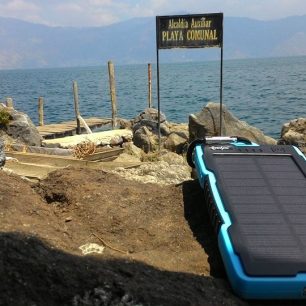 Solární power banka SPB13 na pláži.