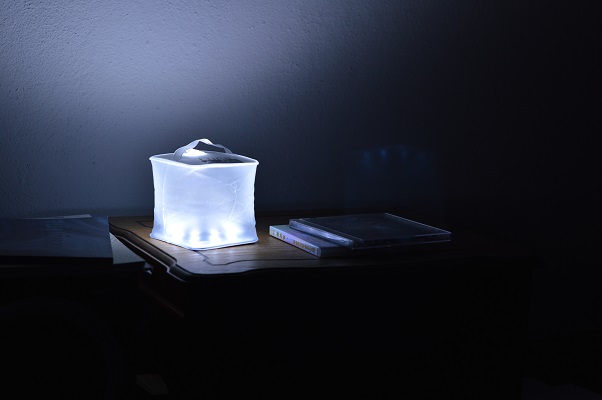 Takto svítí solární lampička Luna Cube LC1-L.