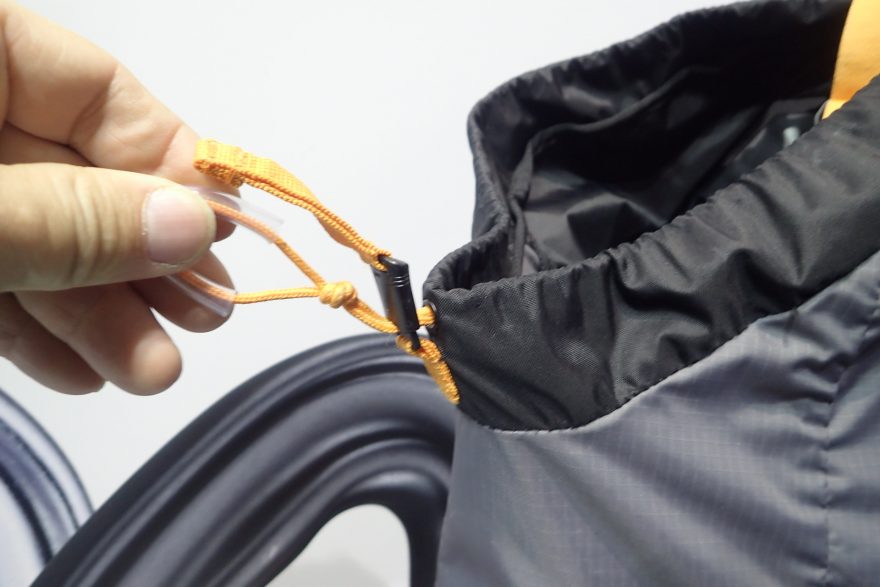 Unikátní lezecký batoh Eghen 22 a jednoruční stahování.