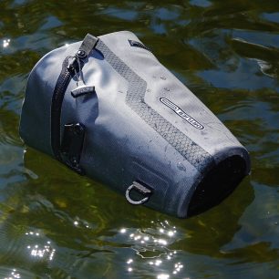 Ortlieb V-Shot A i s fotoaparátem dokonce i plave na vodní hladině.