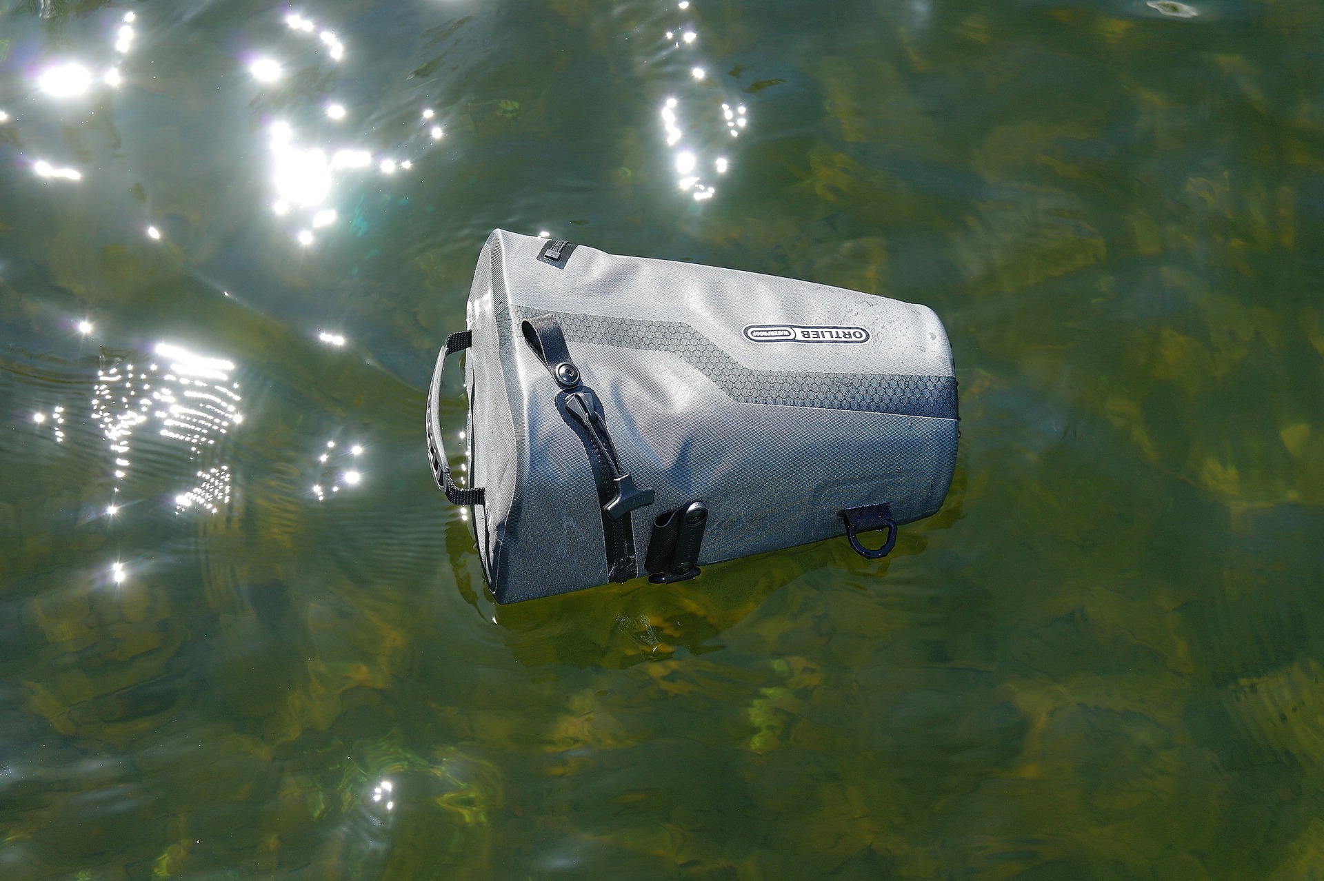 Ortlieb V-Shot A s fotoaparátem dokonce i plave na hladině.