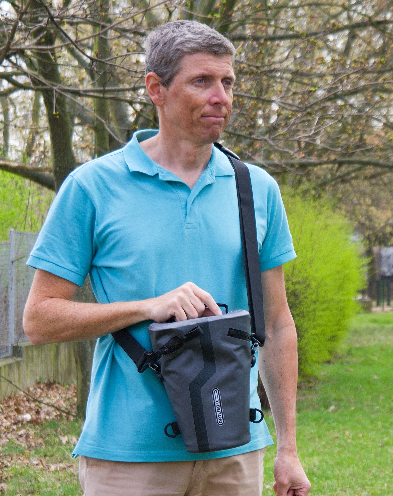 Ortlieb V-Shot Brašnu lze nosit i běžným způsobem přes rameno.