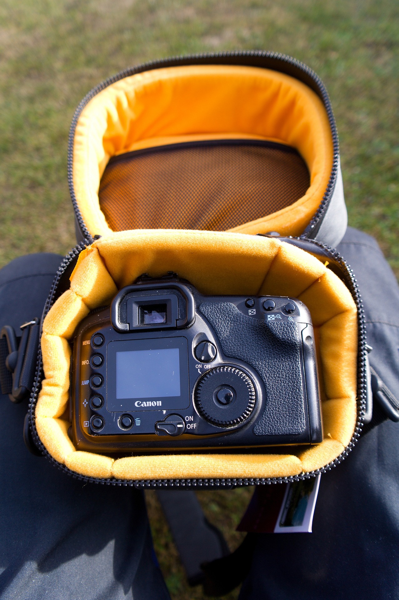 Ortlieb V-Shot Velikostí perfektně vyhovuje zrcadlovkám střední kategorie.