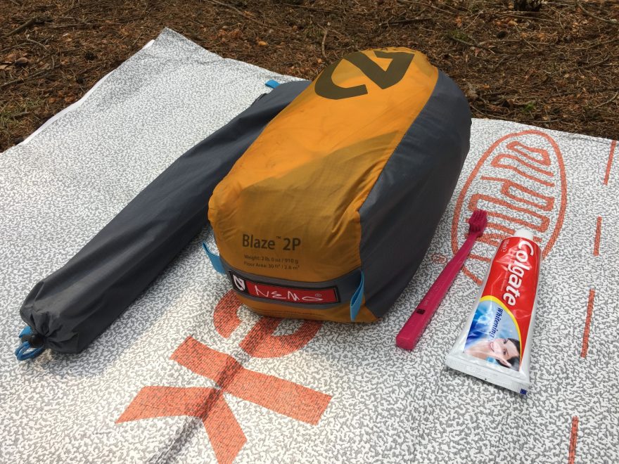 NEMO Blaze 2P se skoro vejde do toaletní tašky.