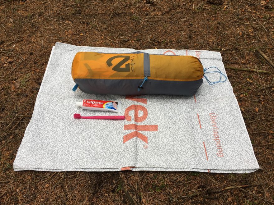 NEMO Blaze 2P v obalu spolu s tyčkami.