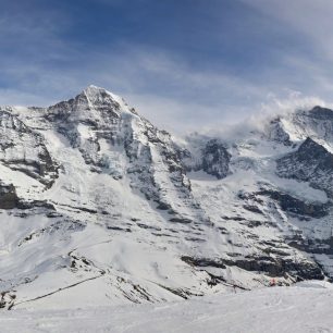 Eiger, Mnich a Junfrau (zleva) vévodí výhledům z okolních vrcholů.
