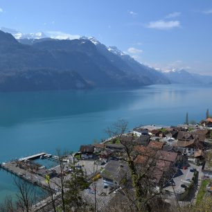 Jezero Brienzersee se dá lodí a pěšky obkroužit za jediný den, krásné vyhlídky na jezero se otvírají třeba nad městečkem Brienz, Švýcarsko.