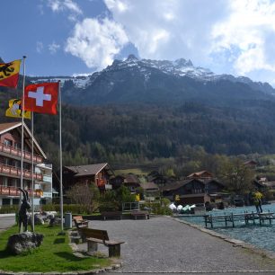 Městečko Iseltwald u Brienzského jezera, Švýcarsko.