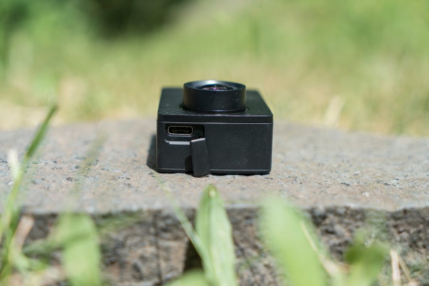 Na levé straně kamery nalezneme jediný port USB-C s poněkud chatrnou krytkou