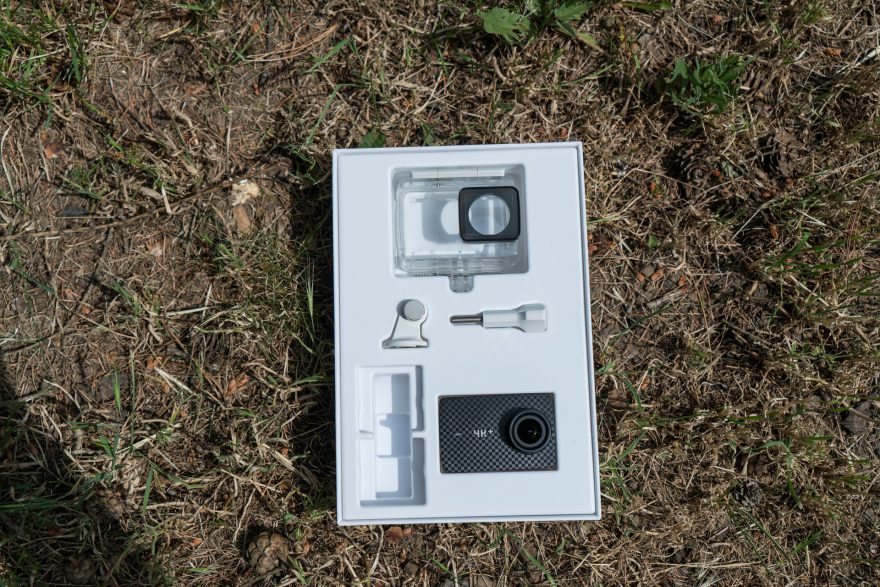 Příslušenství v základním balíčku opravdu není bohaté. Štěstí, že je kompatibilní s běžným "GoPro" příslušenstvím