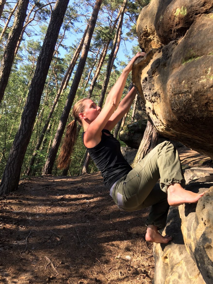 Prana Drew Pant testovány na písku.