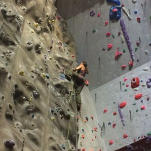 Kalhoty Prana Drew Pant se skvěle hodí na lezení na stěně, na skalách, na bouldering i na běžné nošení.
