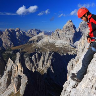Ujistěte se, že se vaše cestovní pojištění vztahuje na aktivity, které máte o dovolené v plánu. K rizikovým sportům, které je třeba připojistit, se řadí např. feraty, vysokohorská turistika, někdy také lyžování.