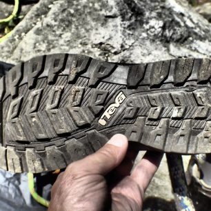 Celkový pohled na outdoorový dezén sandálů TEVA terra FI 4 ve stylu 4x4.