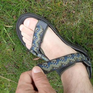 Díky našitému plastovému dílu na konci popruhu se hlavní pásek sandálů TEVA Terra FI 4 dobře ovládá a bere do ruky.