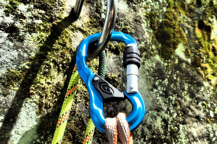 Díky příčce drží smyčka na svém místě.