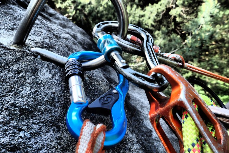 Karabina ROCK EMPIRE 2TAP ve štandu během jištění.